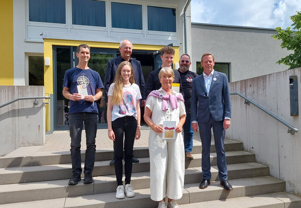 Ein Gruppenbild der jeweiligen Vertreter der an der Allianz NIE WIEDER beteiligten Büdnisse am Tage der Pressekonferenz.